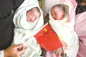 武汉多家医院喜迎“国庆宝宝”有的取小名“十一”纪念这个特殊的生日图片
