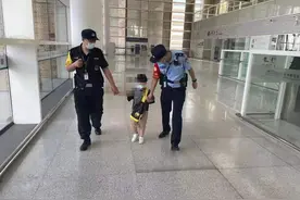 又有小朋友找妈妈了！这回是下错车站跟错了人图片