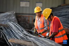 新华全媒＋丨长假里的坚守图片