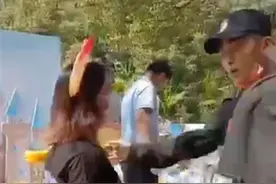 湖南怀化一游客欲闯关强拍幼狮致展出终止，律师：或涉寻衅滋事图片