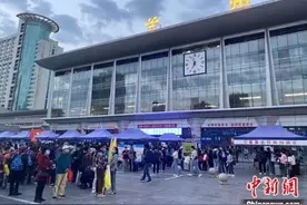 “环西部火车游”赏秋专列开行：八方宾客畅游西部美景图片