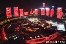 济南经十东路高楼群上演绚丽灯光秀庆国庆图片