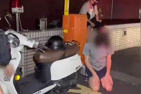 台湾一男子酒驾电瓶车载人还闯红灯，被警察拦截后跪地求饶图片