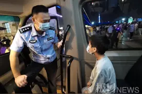 小男孩边走边哭找爸爸，执勤特警帮助父子团聚图片