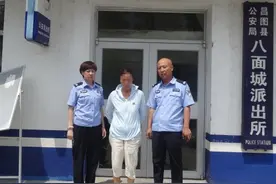 因为倒垃圾和脏水，昌图女子手持木棍殴打男子头部被拘图片