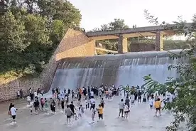 河南禹州水库溢洪道成“网红水池”，一男孩玩耍时被冲走溺亡图片