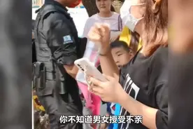 游客欲接触幼狮被阻后当场撒泼：我就要进去拍！信不信我曝光你图片