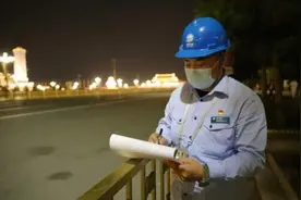“再累也要坚持，不能让慕名而来的游客失望呀！”图片