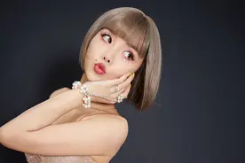 安崎穿人鱼姬炫彩连衣裙性感妖娆 金色BoBo头超带感图片
