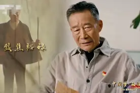 67岁李雪健因鼻咽癌声带受损，说话口齿不清，握紧拳头气势十足图片