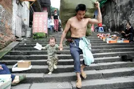 还记得“肩上扛着生活，手里牵着未来”的重庆“棒棒”吗？图片