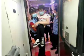 只停6分钟！杭州南站民警的这一抱火了图片