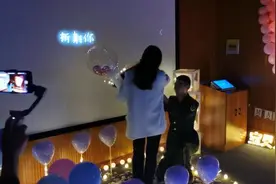武警战士向小学教师女友求婚，战友扮“大熊”成功助力视频封面
