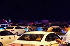 国庆假期第二日，江西高速多个服务区交通拥堵图片