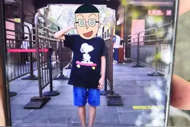 “妈妈，我一直在等你，没想到警察叔叔先找到了我！”图片