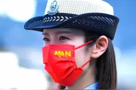 长途客车上，交警送来一缕守护平安的“中国红”图片