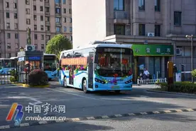 宁波一小伙租6辆公交车做婚车迎娶新娘图片
