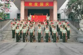 “神犬奇兵”迎国庆！武警战士抱犬赛跑，训导员带犬做俯卧撑图片