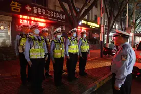 昨晚，郑州新密交警互换“场地”查酒驾图片