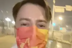 老外跨越1千公里等待5小时 只为看天安门升旗图片