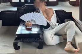 男性半裸上身秀书画，真艺术创作还是虚立人设？图片
