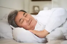 肝不好的人，睡觉时有这四种迹象，占一个，你的肝功能可能出问题了图片