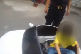 趁家人午睡，南京一男童独自开玩具车上路视频封面