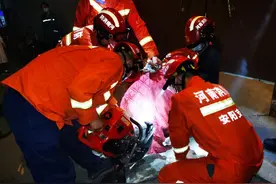 女孩因避车脚扎石板钢筋内 内黄消防紧急救援图片