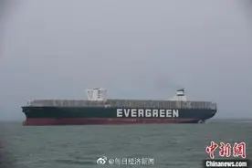 长赐号抵达青岛维修 曾在苏伊士运河搁浅造成“世纪大堵塞”图片