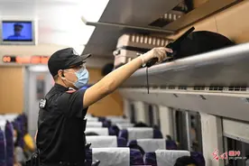高铁乘务员坚守岗位 贡献青春力量图片