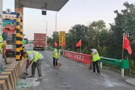 高速通道撒了满地玻璃碴，湖北路政员紧急清扫除隐患图片