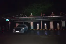 深圳回湖南排队充电长达4小时？目前湖北高速服务区排队充电较少见图片