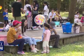 阳江市民逛公园欢度假期图片