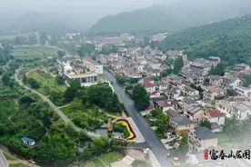现代版“富春山居图”丨青峦添新绿 金山富余村图片