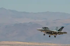 美媒：美国一架F/A-18F超级大黄蜂在死亡谷坠毁图片