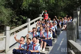 乡村小学在山上开办课后服务，小朋友不停追问老师“下次课啥时上”图片
