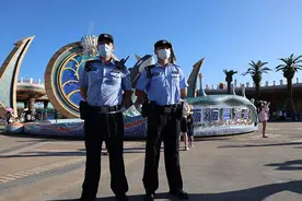 日均十万客流涌入上海临港，浦东公安国庆假期这样管控大客流图片