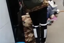 骤然降温！多个景区游客“冻傻眼”，有人凌晨挤在卫生间取暖…上班第一天，上海降温又下雨图片