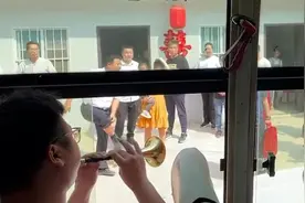 堵车偶遇新人结婚，男子吹唢呐送祝福，网友：凭实力挣喜糖视频封面