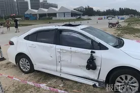 广东海陵岛滑翔机事故两人受伤，风险项目暂停，被砸轿车仍在原地图片