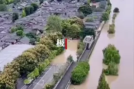 嘉陵江十月罕现超警洪水：大水冲了龙王庙，磁器口沿江商户提前撤离图片