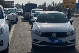 自驾游新疆的浙江人讲述：滞留收费站33小时，只能馒头就榨菜，当地正在安置图片