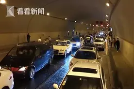 遇山体滑坡被困隧道 众人合唱《我和我的祖国》图片