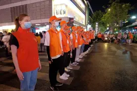 这位红衣小姐姐太吸睛！很多游客听她一开口就懵了：你是外国人？图片