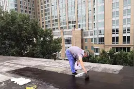 节日我在岗 | 从早晨8时到下午5时，物业房修工坚守在修房一线图片