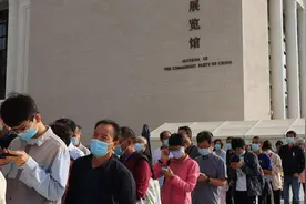 国庆假期，来自天南海北的参观者在党史展览馆忆往昔祝福祖国图片
