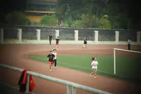 或闲庭漫步，或一卷书香！秋日下的河南学子，成了那一抹秋色……图片