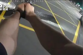 台湾警察深夜连开9枪 ! 高雄男子拒绝检查 , 驾车撞摩托车后逃逸图片