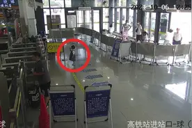 迷惑操作！邵东一对夫妻吵架，丈夫竟将孩子丢在高铁站图片