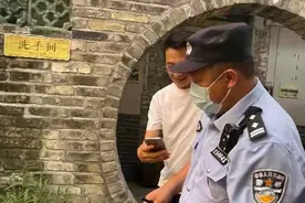女游客上厕所时遇蛇，民警沉着果断徒手擒蛇图片